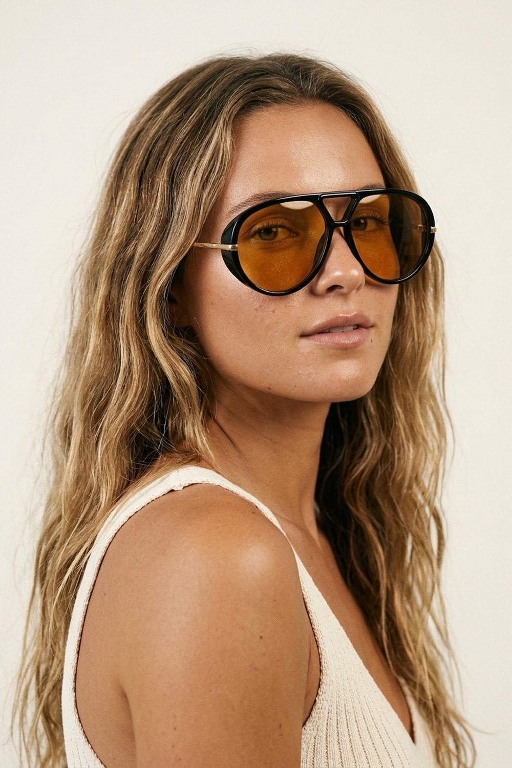 Gafas de sol negras de gran tamaño con montura de aviador detalles en dorado y lentes ámbar Gafas de sol negras de gran tamaño con montura de aviador detalles en dorado y lentes ámbar