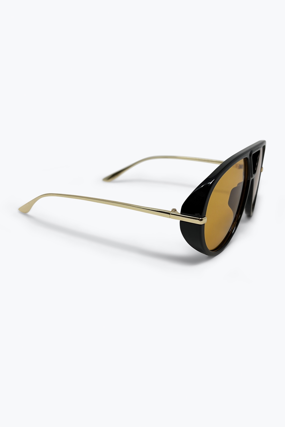 Gafas de sol negras de gran tamaño con montura de aviador detalles en dorado y lentes ámbar Gafas de sol negras de gran tamaño con montura de aviador detalles en dorado y lentes ámbar