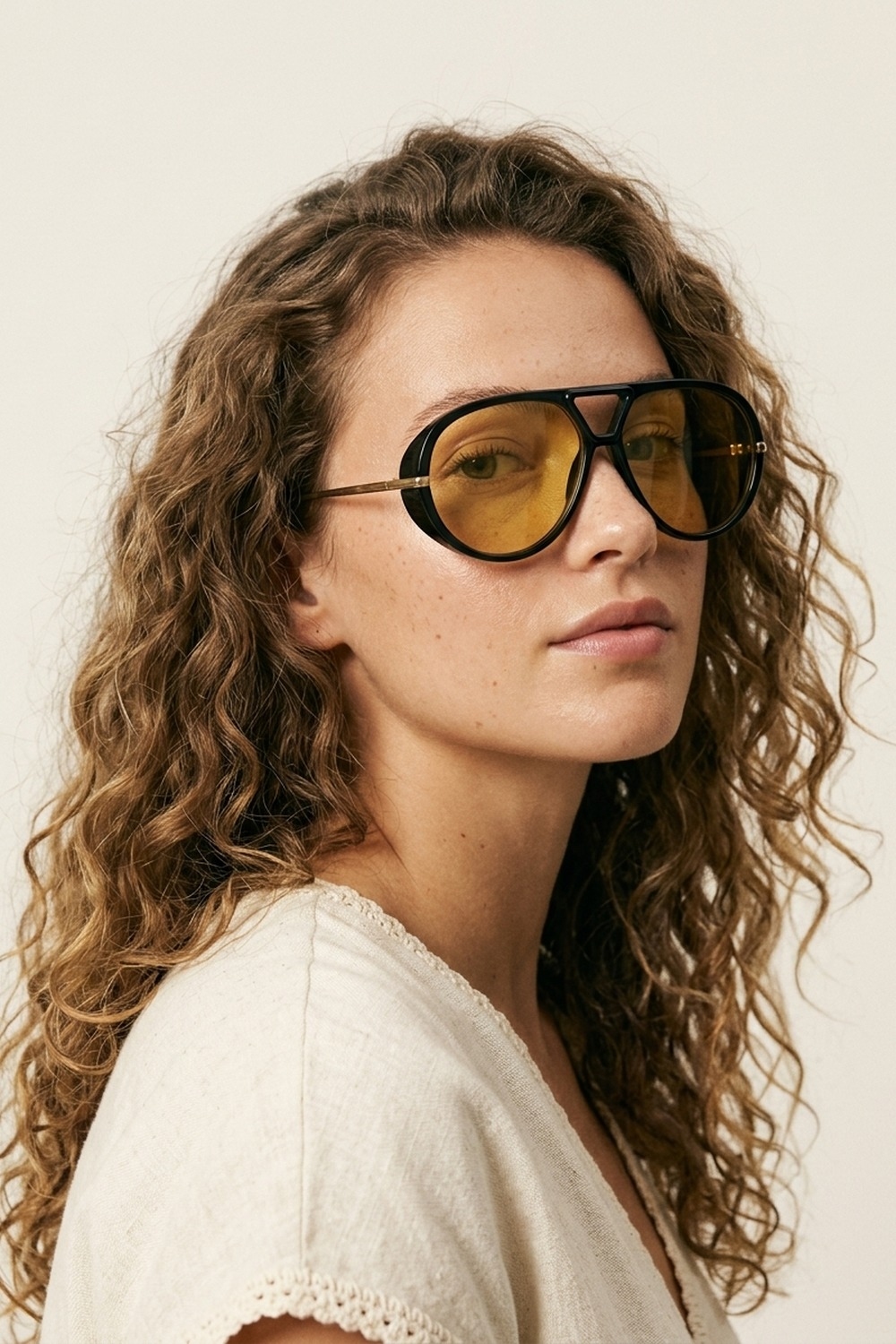 Gafas de sol con montura de aviador negra y lentes grandes con tinte amarillo Gafas de sol con montura de aviador negra y lentes grandes con tinte amarillo