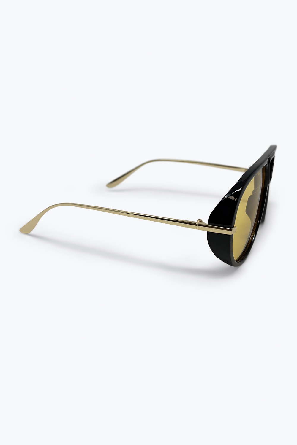 Gafas de sol con montura de aviador negra y lentes grandes con tinte amarillo Gafas de sol con montura de aviador negra y lentes grandes con tinte amarillo