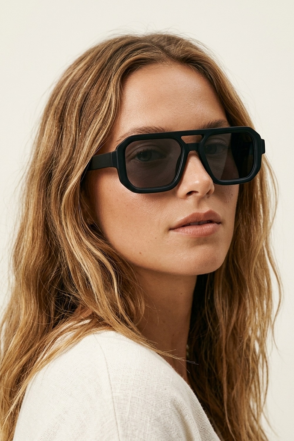 Gafas de Sol Urbanas Negras Sobredimensionadas con Montura Geométrica y Patillas Gruesas Gafas de Sol Urbanas Negras Sobredimensionadas con Montura Geométrica y Patillas Gruesas