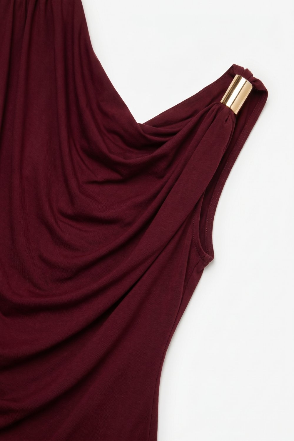 Blusa Asim&eacute;trica con Acento Met&aacute;lico en Jersey Burdeos