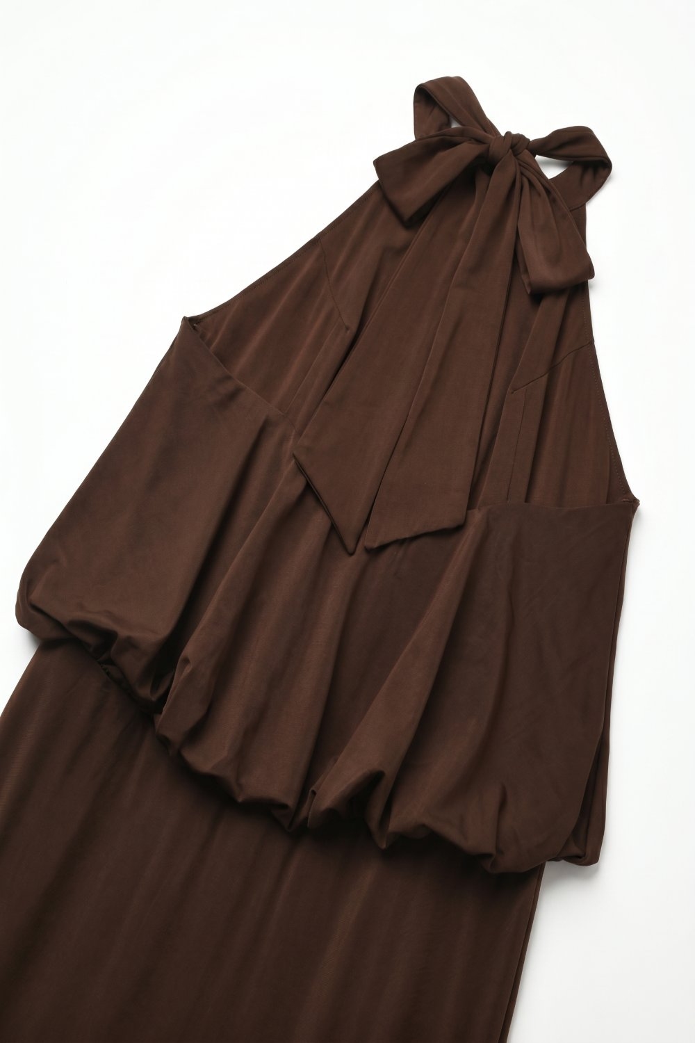 Vestido largo en tela el&aacute;stica suave de Cuello Halter en marr&oacute;n