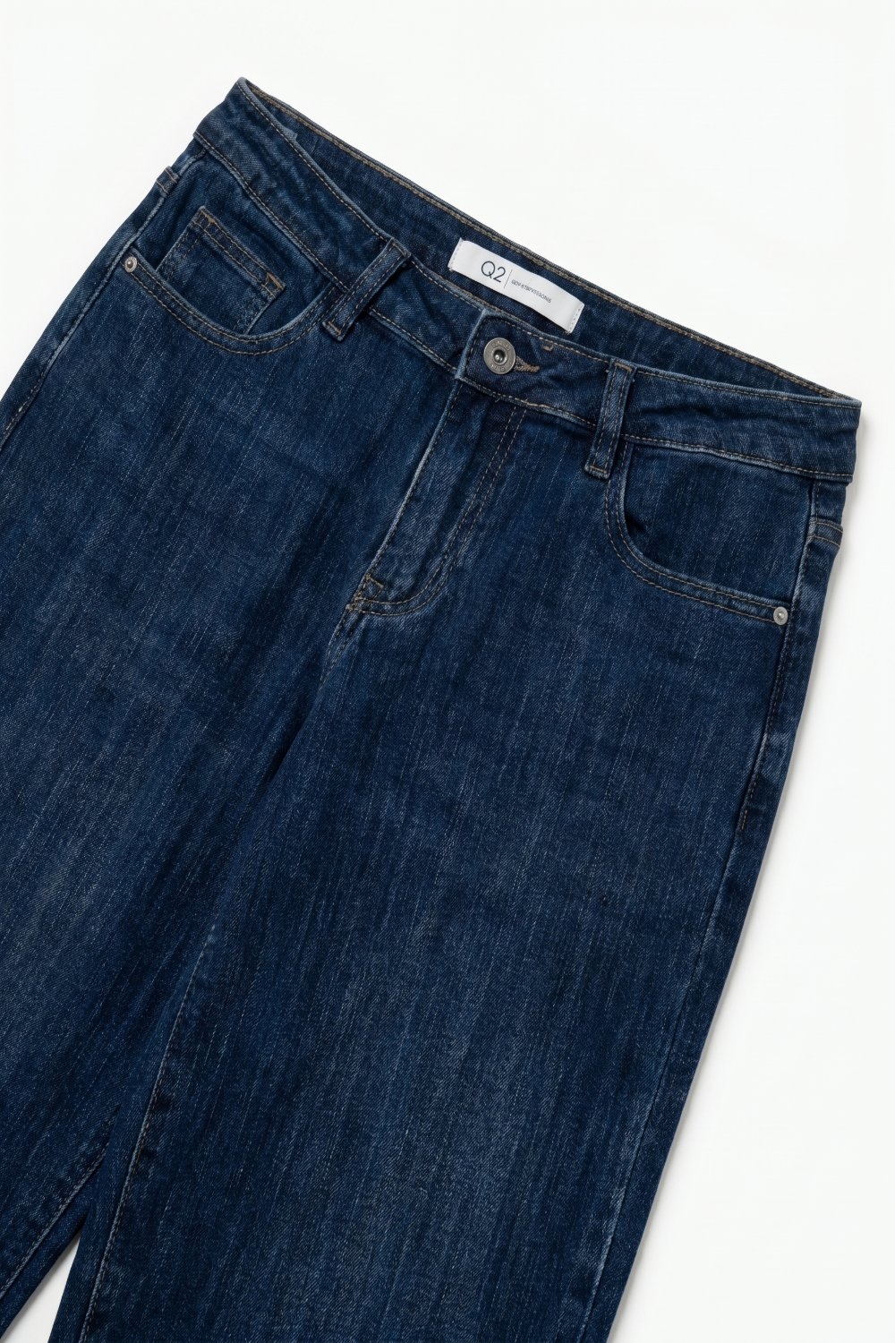 Jeans mom de mezclilla azul oscuro con pierna ancha y longitud hasta el tobillo