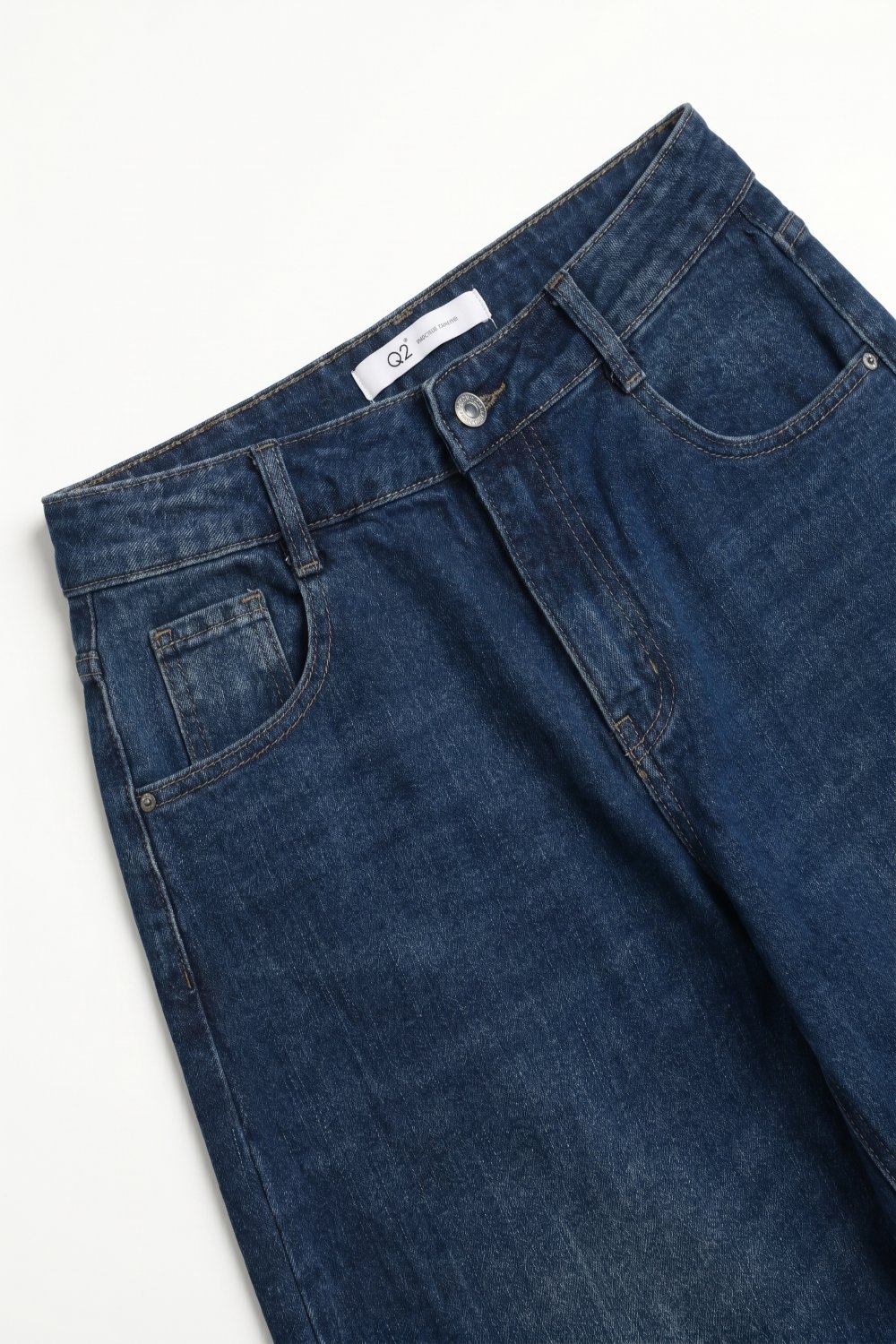 Jeans de pierna ancha con estilo de pierna de barril ancho en lavado oscuro azul con dobladillo vuelto