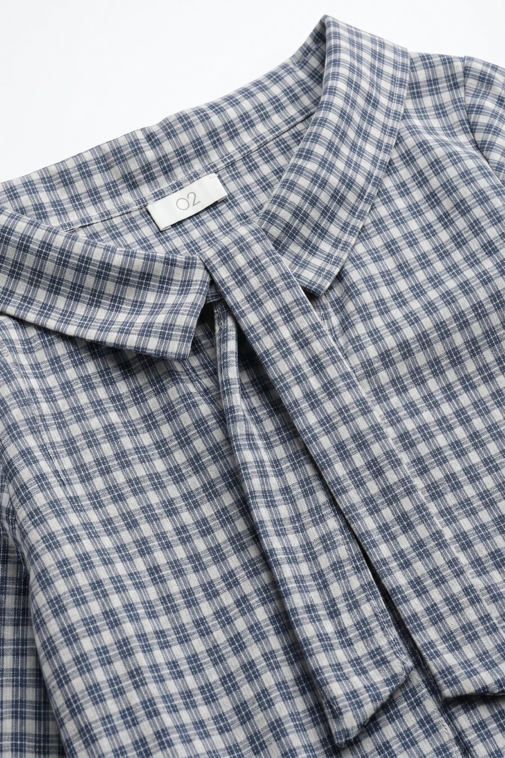 Blusa de Algod&oacute;n con Cuello de Lazo y Ajuste Regular a Cuadros Azul Marino
