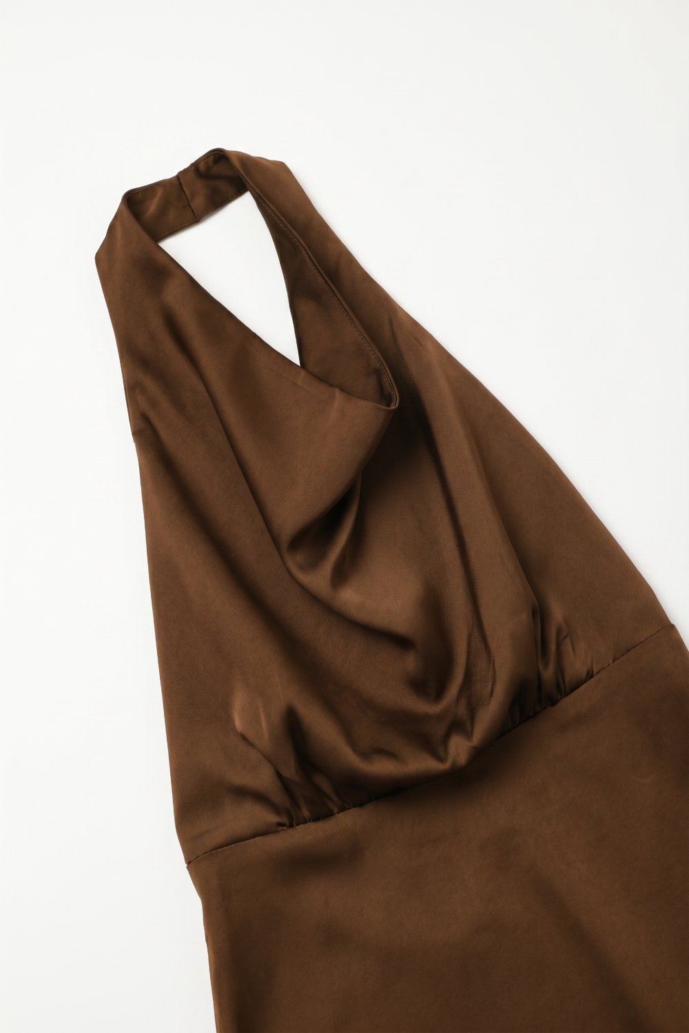 Vestido mini A-Line con cuello de cowl y halter de sat&eacute;n marr&oacute;n con espalda abierta