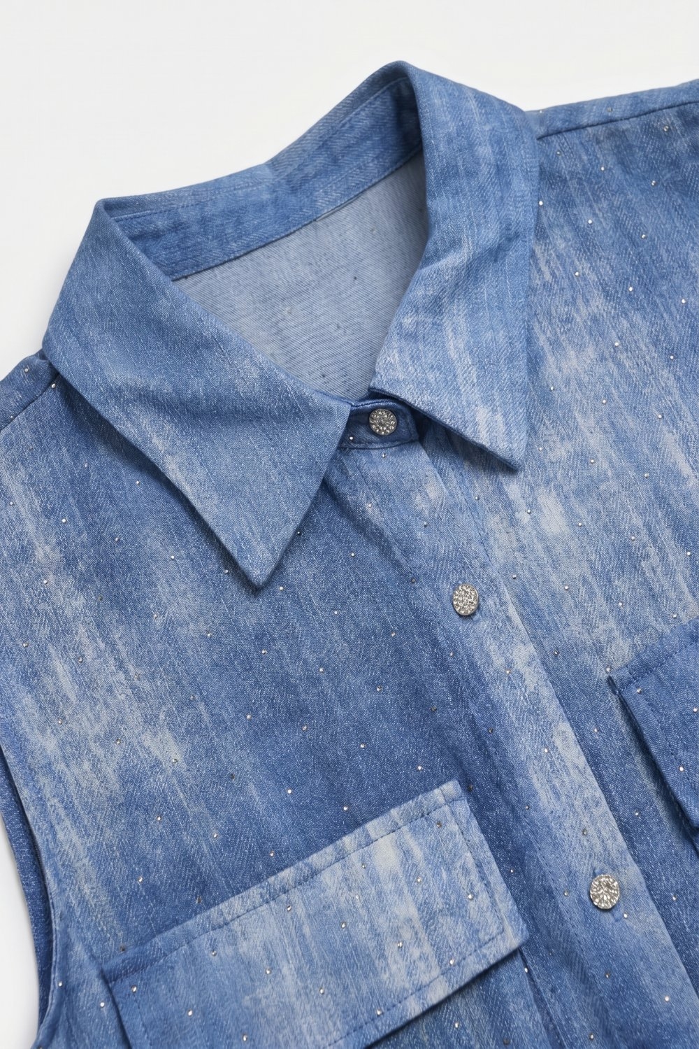 Camiseta sin mangas azul con estampado tie-dye y adornada con piedras de imitaci&oacute;n