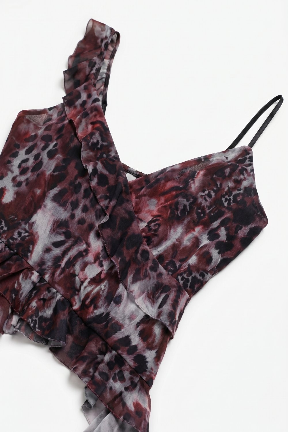 Top Corto de Malla Burdeos con Estampado Animal y Detalle de Volante Asim&eacute;trico