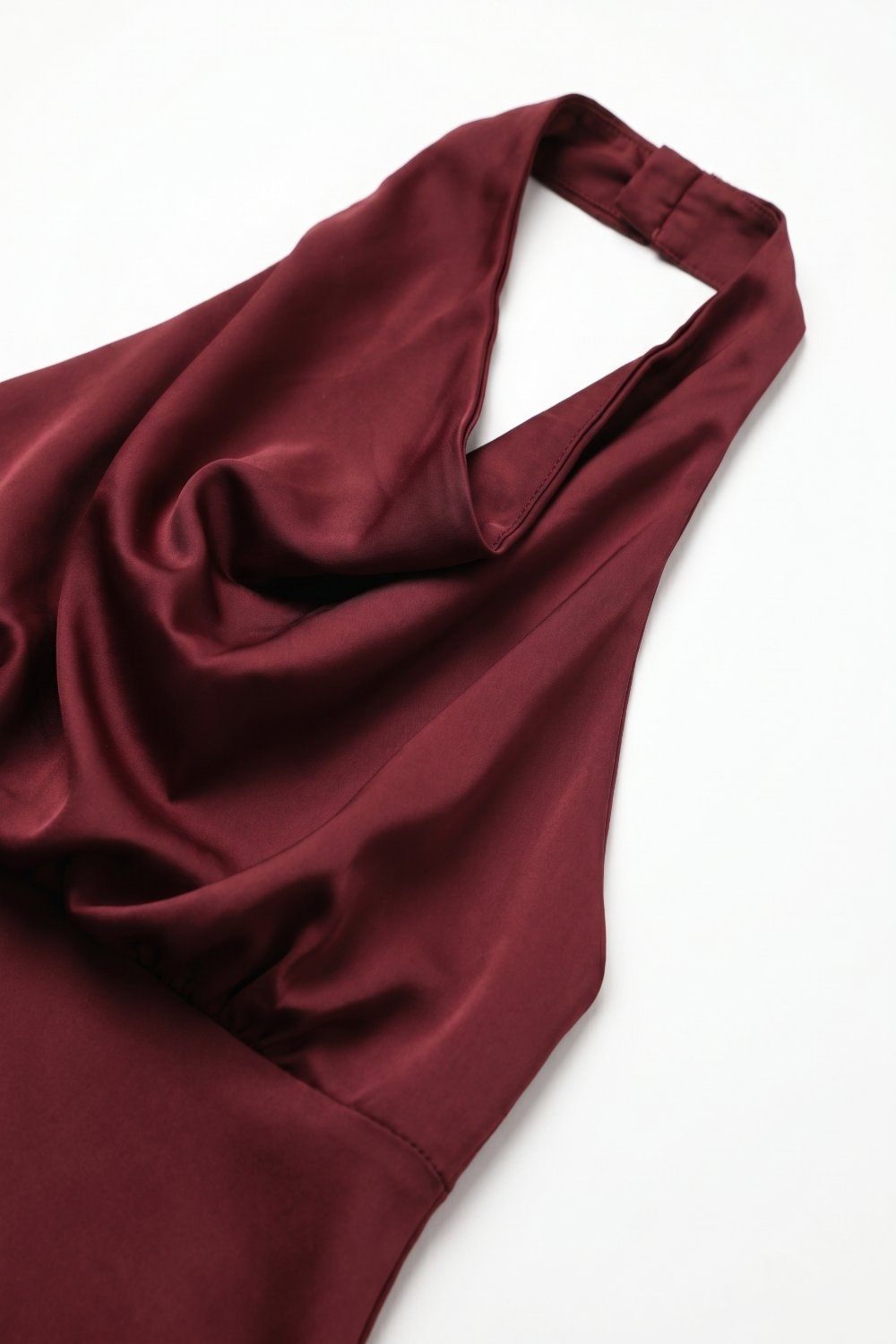 Vestido mini de sat&eacute;n burdeos con cuello drapeado halter corte en A y espalda abierta