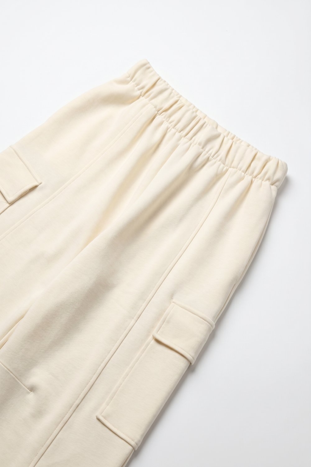 Pantalones anchos de pierna con bolsillos cargo y cintura el&aacute;stica en viscosa color crema