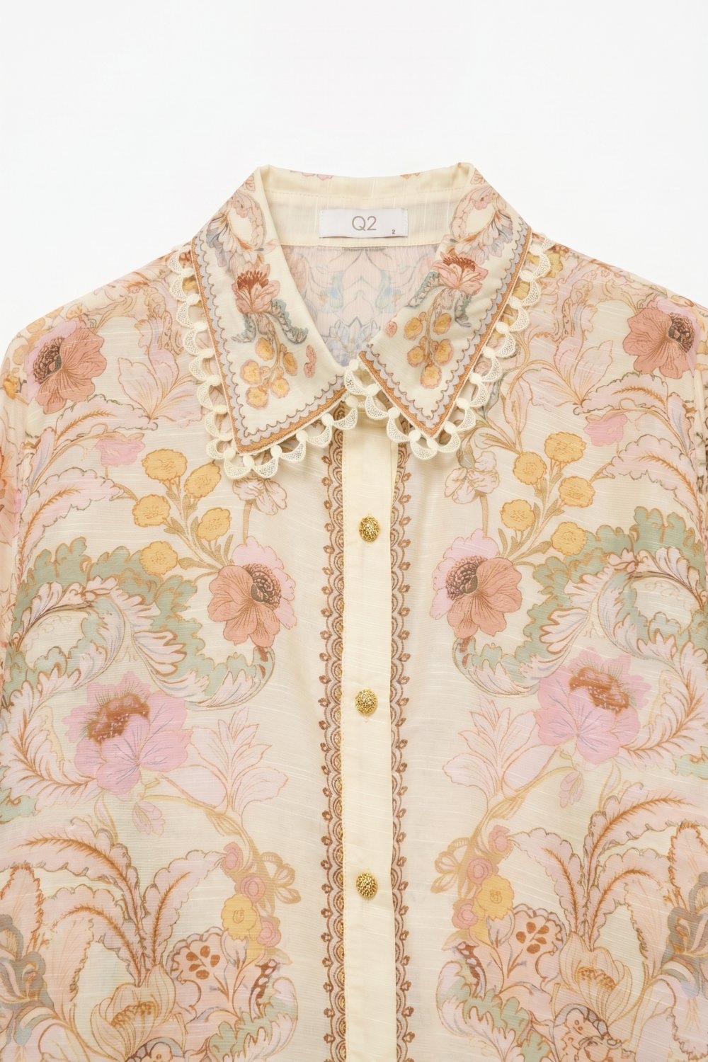 Camisa amarilla mantequilla con estampado floral y detalle de encaje