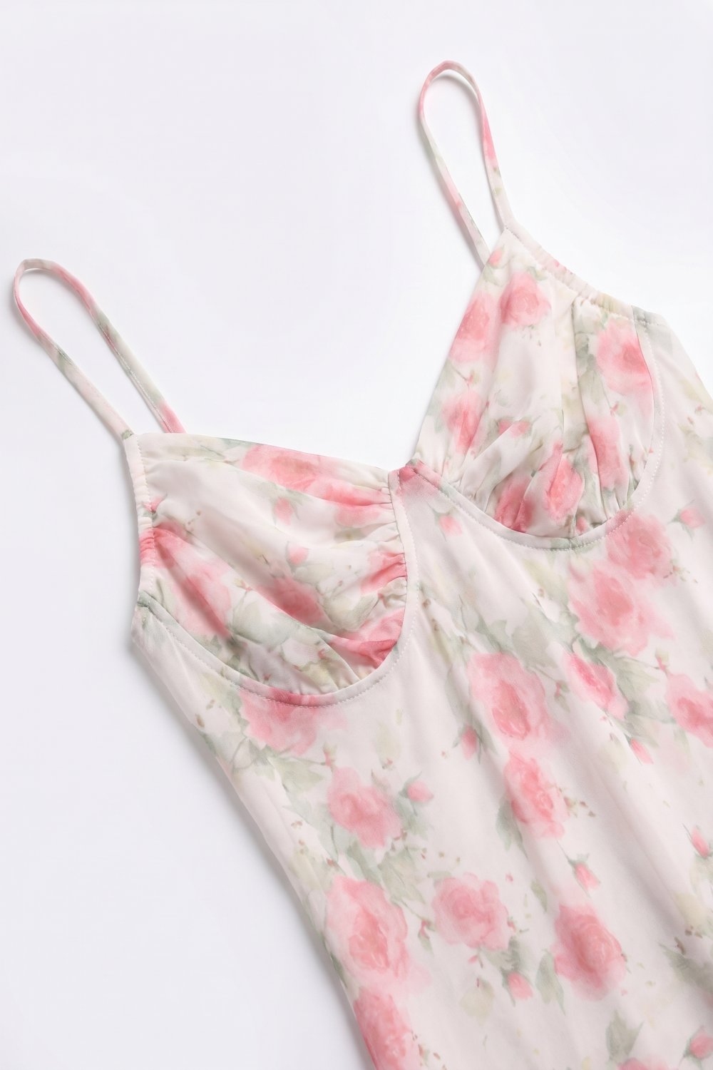 Vestido largo con fruncido en el busto y estampado floral crema en tela de malla