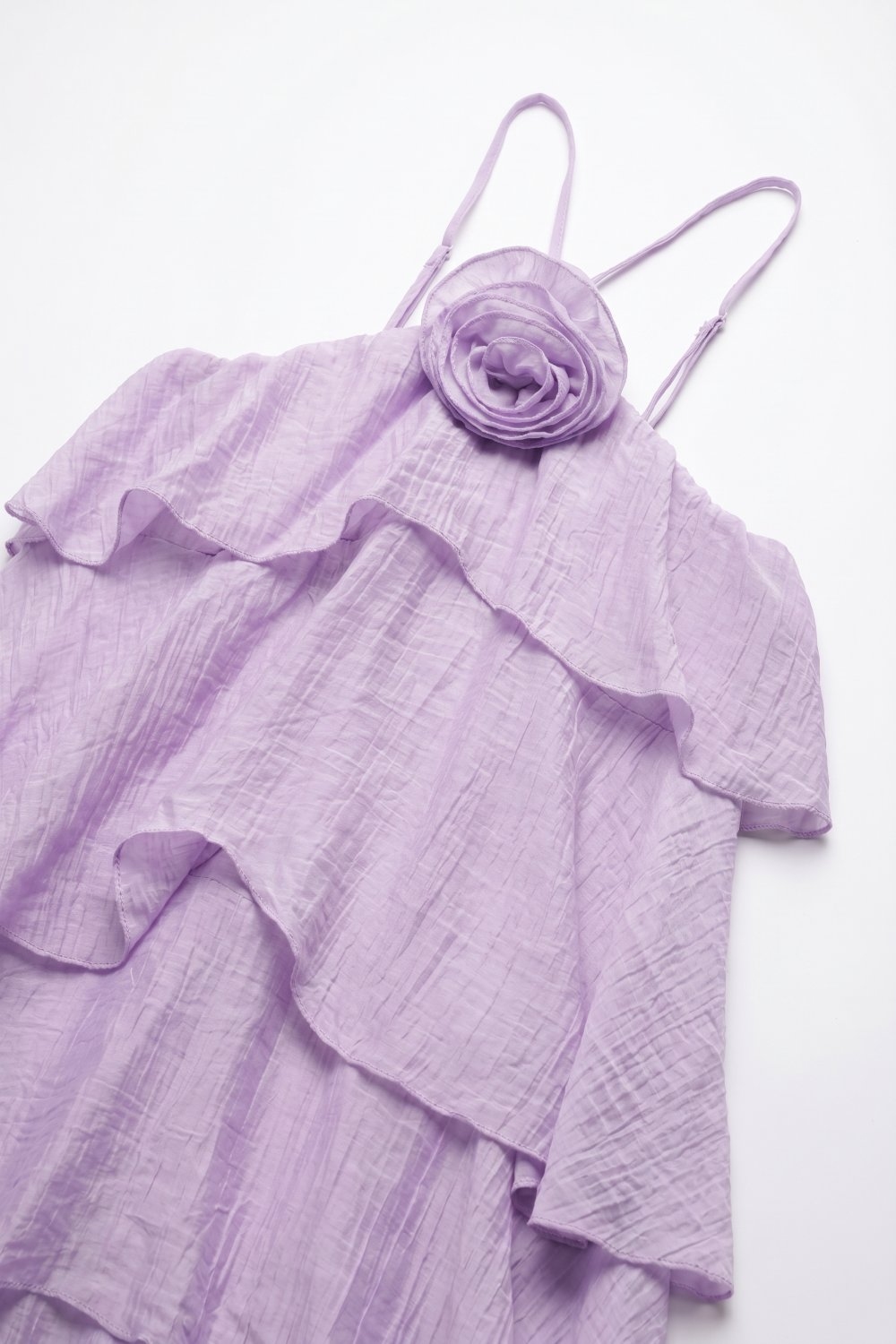 Vestido Maxi con Detalle de Rosa en Volantes de Capas Arrugadas de Tela Tejida Lila