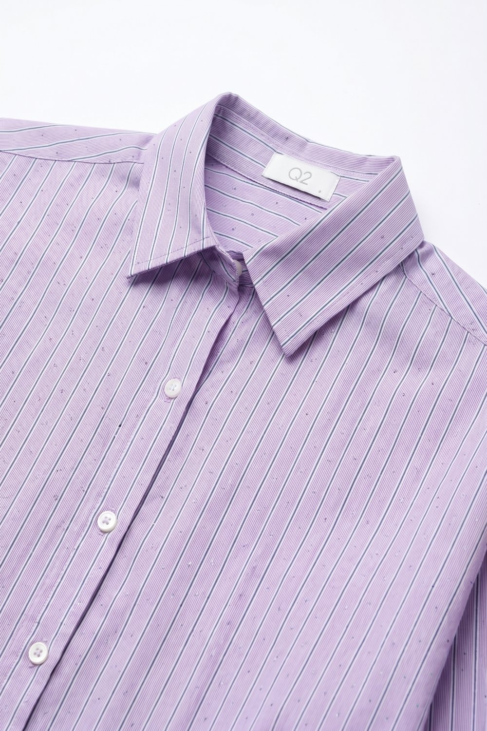 Camisa ligera de rayas lila con apliques de strass