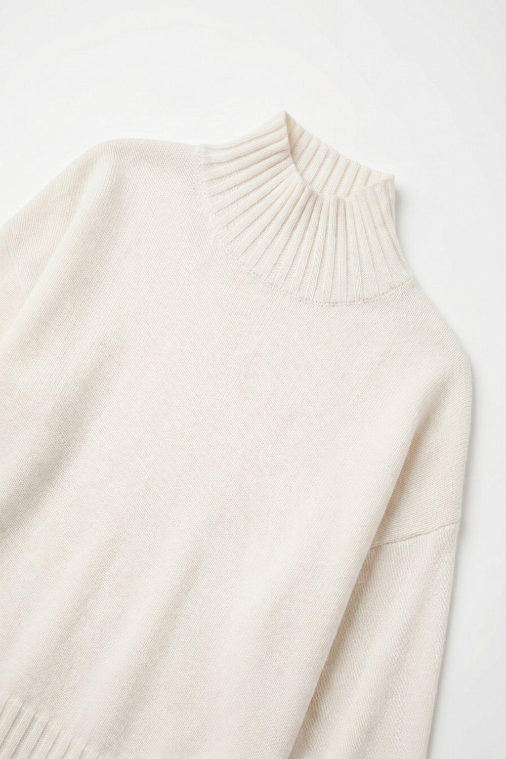 Su&eacute;ter blanco de punto suave con cuello simulado acanalado y ajuste relajado