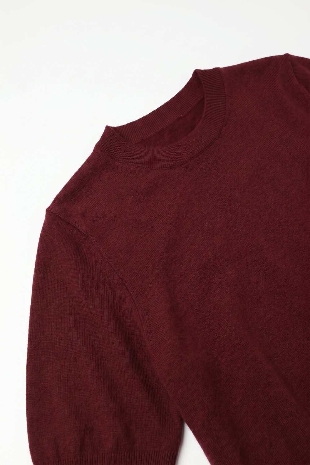 Su&eacute;ter de manga corta con cuello redondo de punto fino acanalado en mezcla de lana Merino color vino