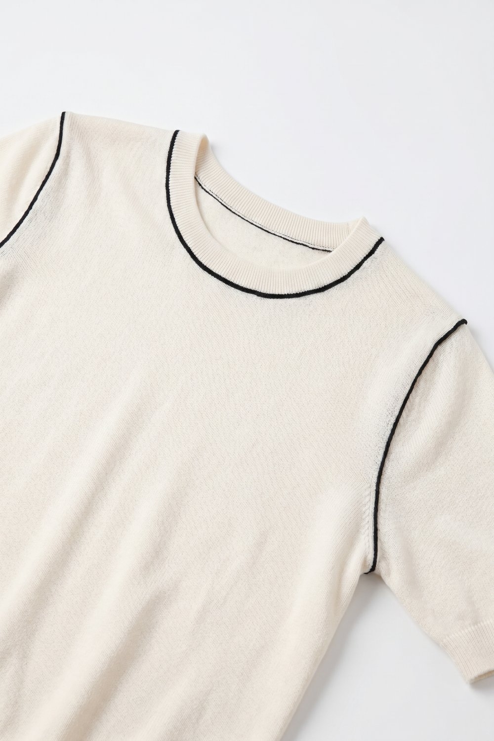 Suéter de manga corta de ajuste regular con costura de contraste en tejido fino crema Suéter de manga corta de ajuste regular con costura de contraste en tejido fino crema