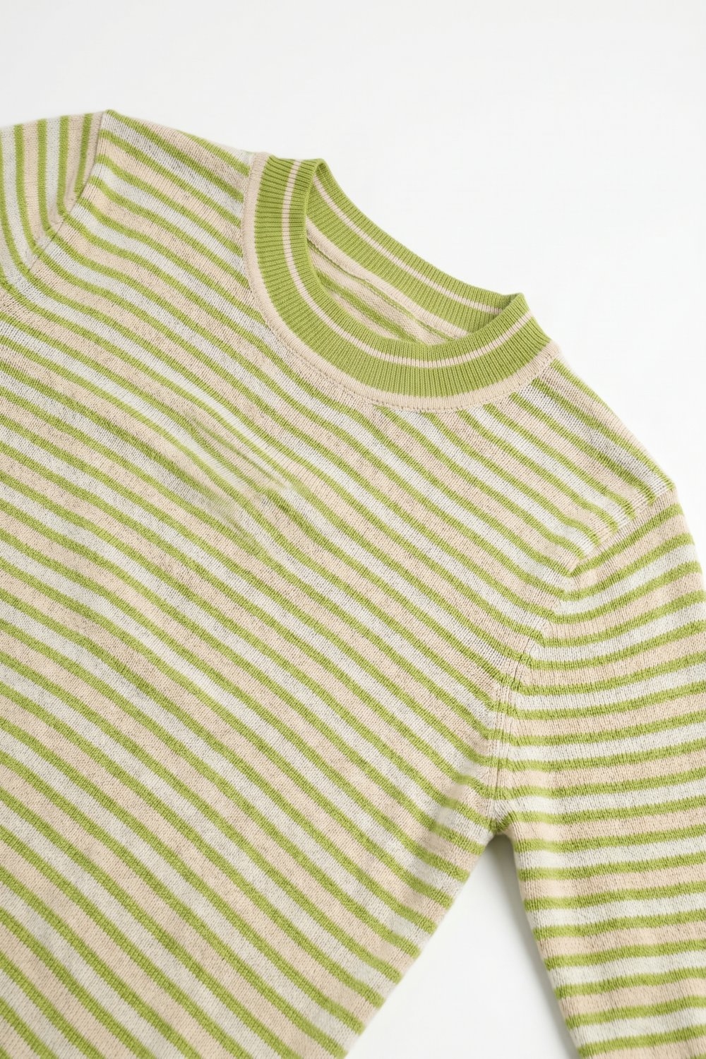 Suéter de rayas de manga corta en verde y crema Suéter de rayas de manga corta en verde y crema