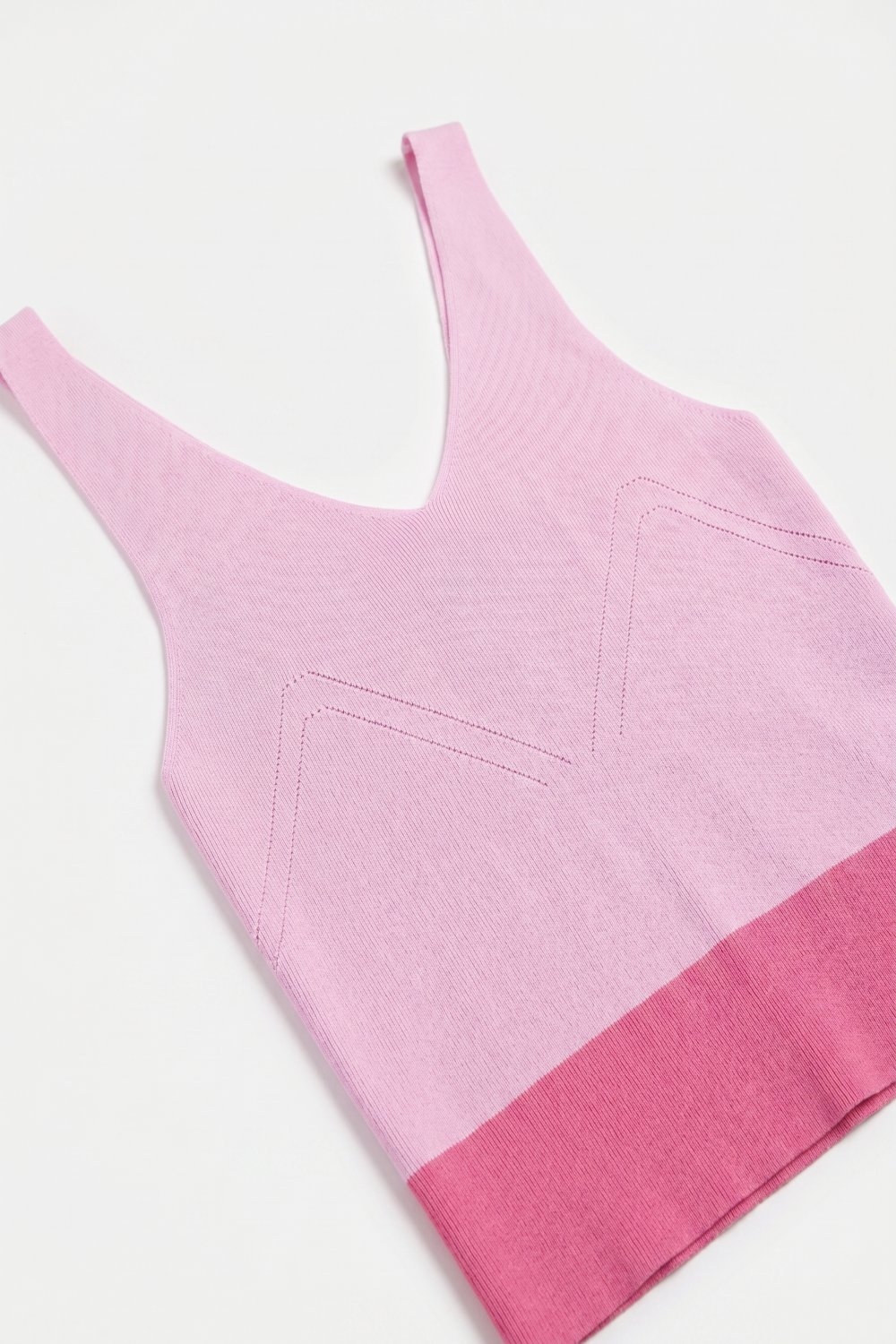 Top corto de tirantes de punto acanalado rosa claro con borde en contraste rosa fuerte en el escote en V Top corto de tirantes de punto acanalado rosa claro con borde en contraste rosa fuerte en el escote en V