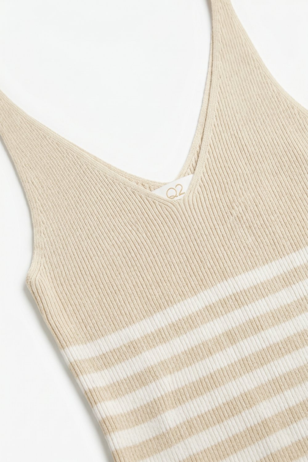 Camiseta sin mangas ajustada de punto acanalado con rayas beige y cuello en V Camiseta sin mangas ajustada de punto acanalado con rayas beige y cuello en V