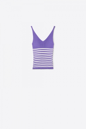 Top corto de punto acanalado con cuello en V y rayas lilas