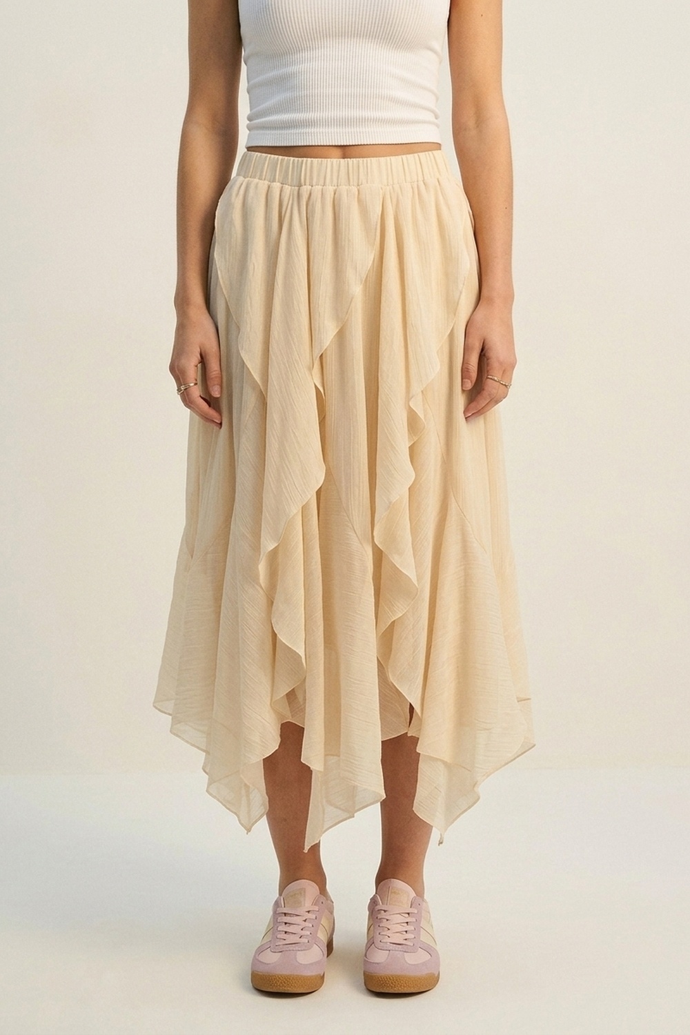 Falda maxi asim&eacute;trica con volantes de gasa liviana en color beige