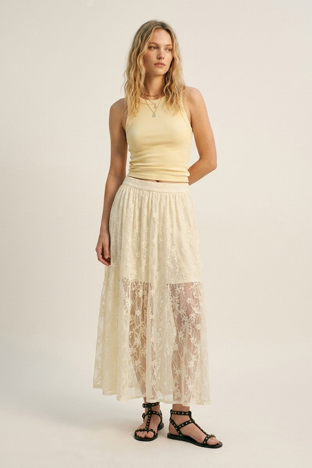 Falda larga de encaje floral color crema con cintura el&aacute;stica