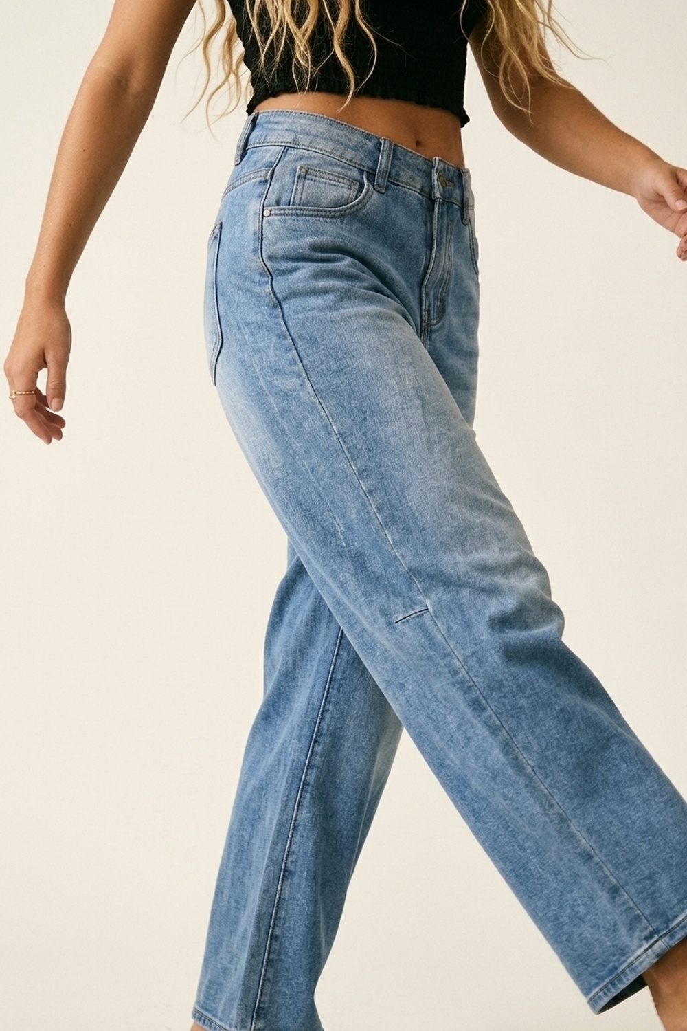 Jeans de mezclilla azul claro de pierna ancha relajada con costura lateral