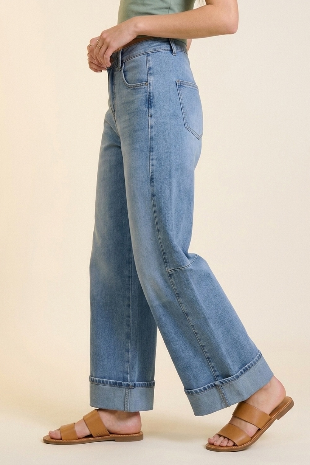 Jeans de mezclilla azul de pierna ancha con lavado claro y dobladillos estilo barrel Jeans de mezclilla azul de pierna ancha con lavado claro y dobladillos estilo barrel
