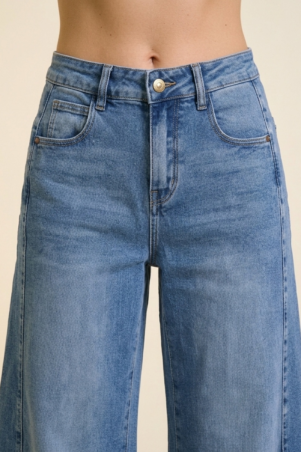 Jeans de mezclilla azul de pierna ancha con lavado claro y dobladillos estilo barrel Jeans de mezclilla azul de pierna ancha con lavado claro y dobladillos estilo barrel