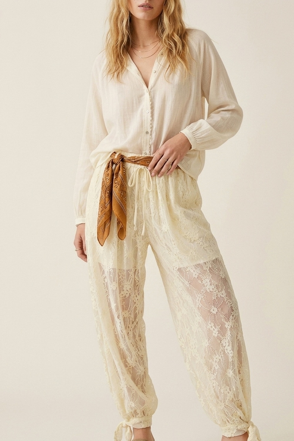 Pantalones de corte relajado con encaje floral color crema y bajo con lazo