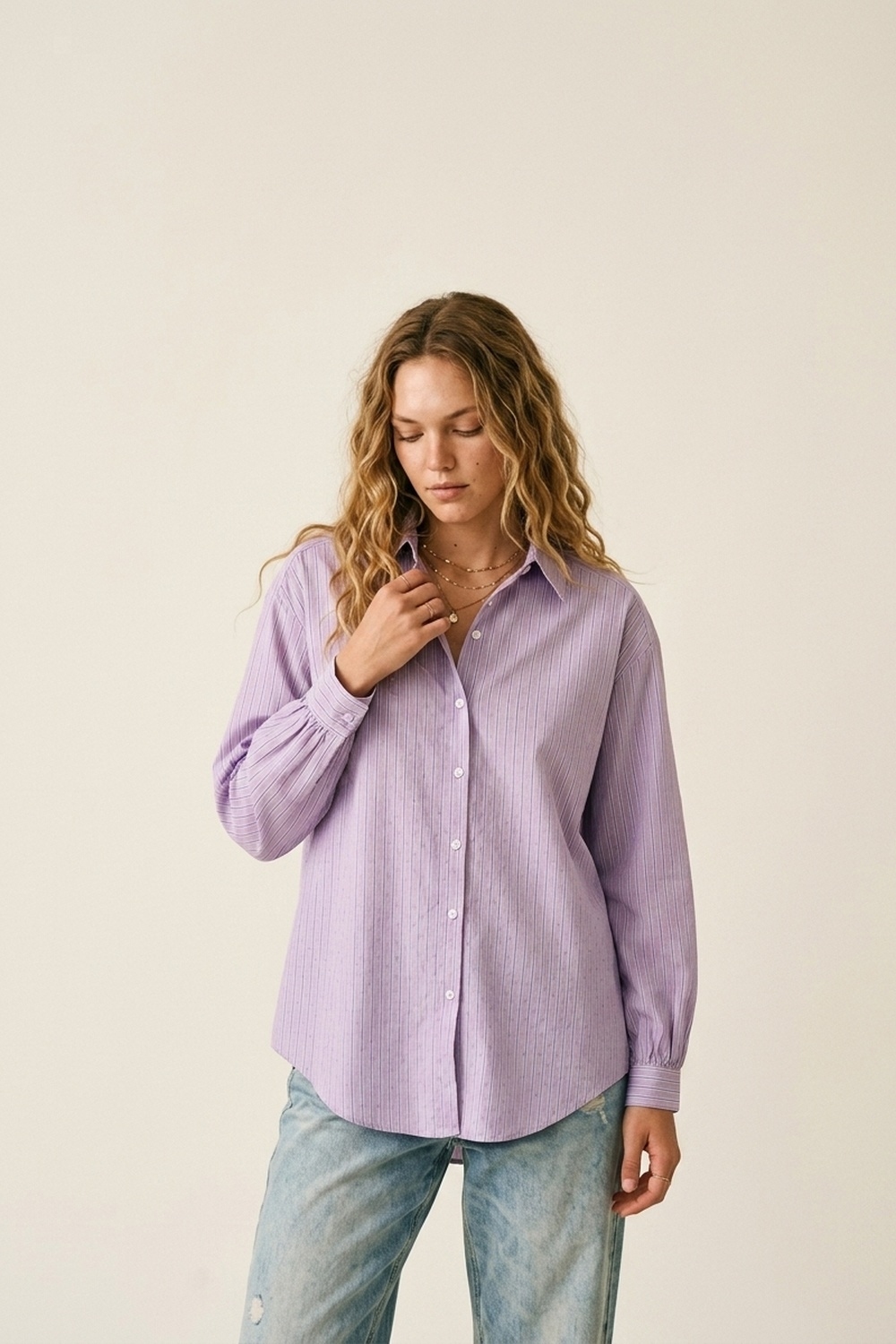 Camisa ligera de rayas lila con apliques de strass