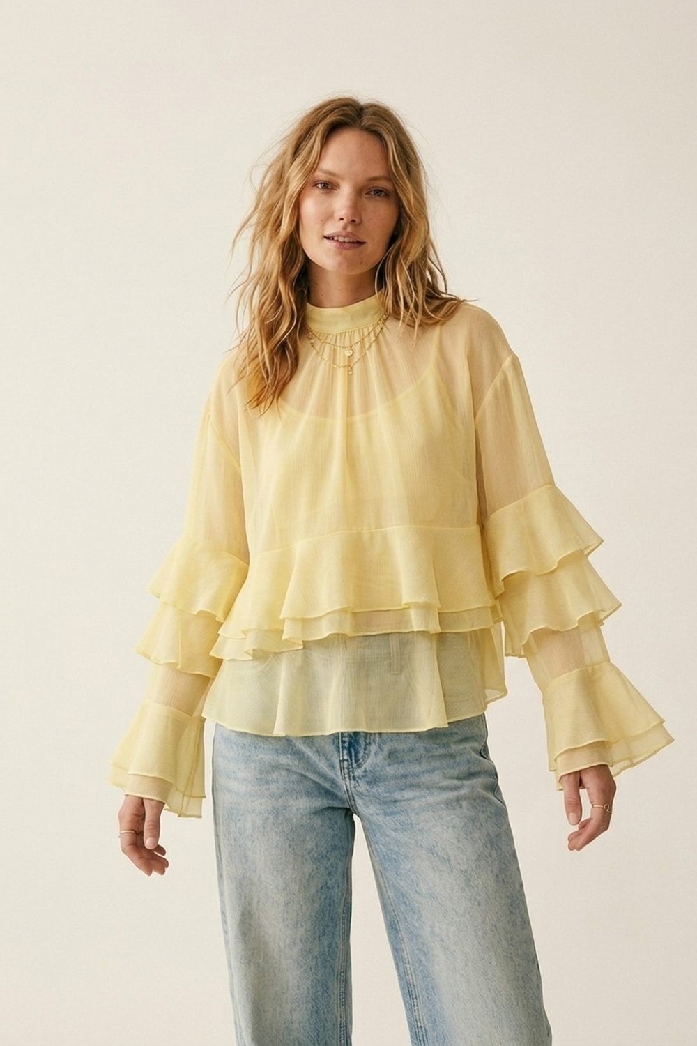 Top Amarillo de Gasa con Volantes y Manga Acampanada Cuello Alto