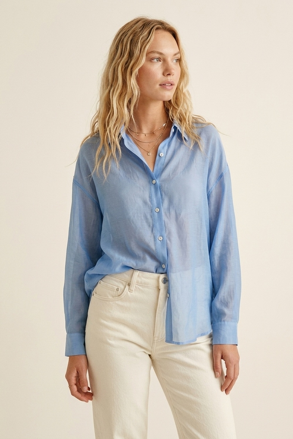 Camisa abotonada azul cielo con corte relajado Camisa abotonada azul cielo con corte relajado