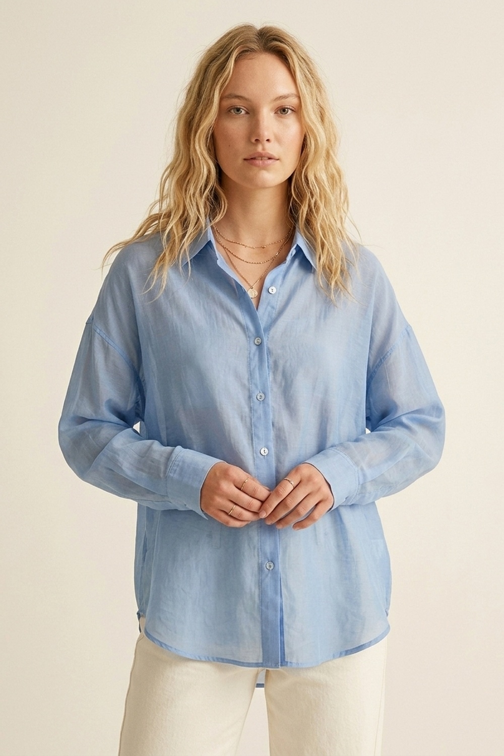 Camisa abotonada azul cielo con corte relajado Camisa abotonada azul cielo con corte relajado