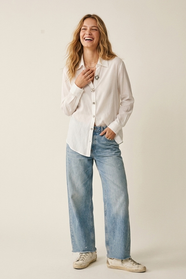 Blusa blanca con botones adornados