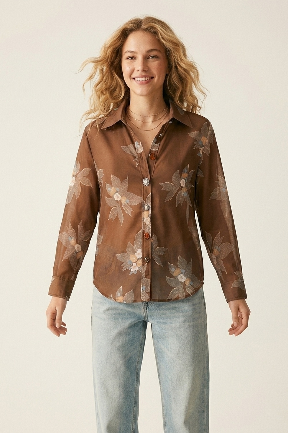 Camisa marr&oacute;n de manga larga con botones al frente y estampado floral en chiffon