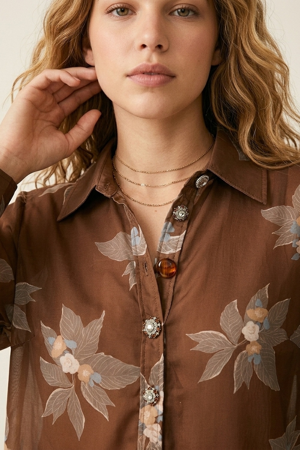 Camisa marr&oacute;n de manga larga con botones al frente y estampado floral en chiffon
