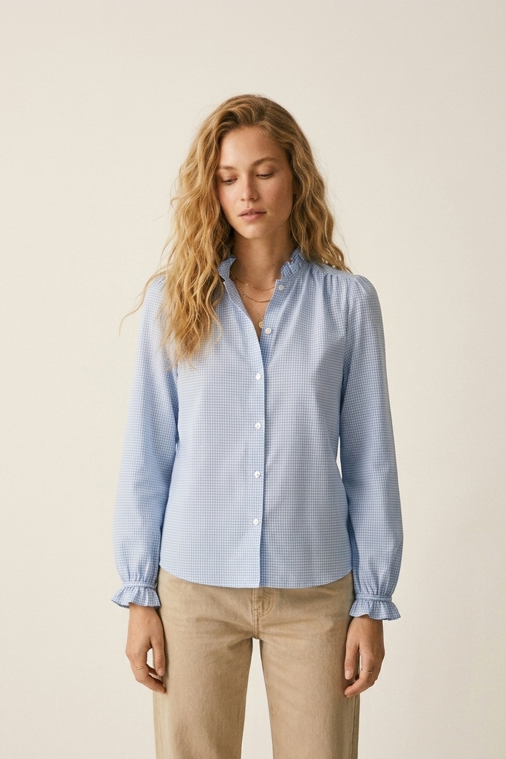 Camisa abotonada con cuello de volante de vichy azul claro