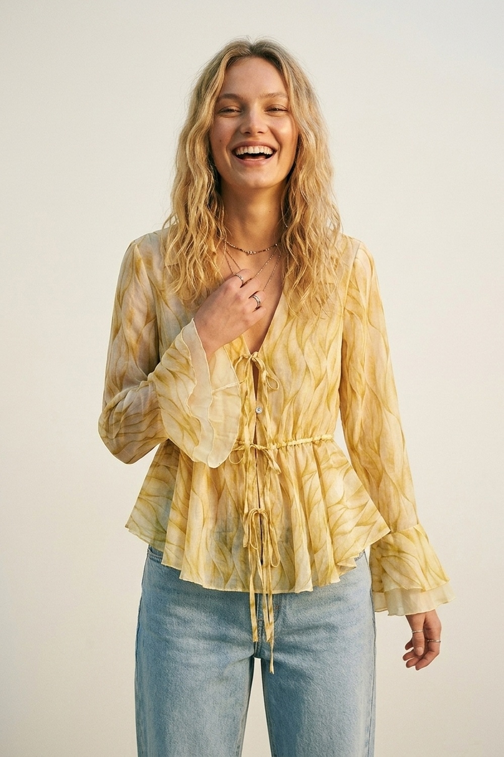 Blusa Amarilla Transparente con Estampado y Cintur&oacute;n con Dobladillo Volanteado