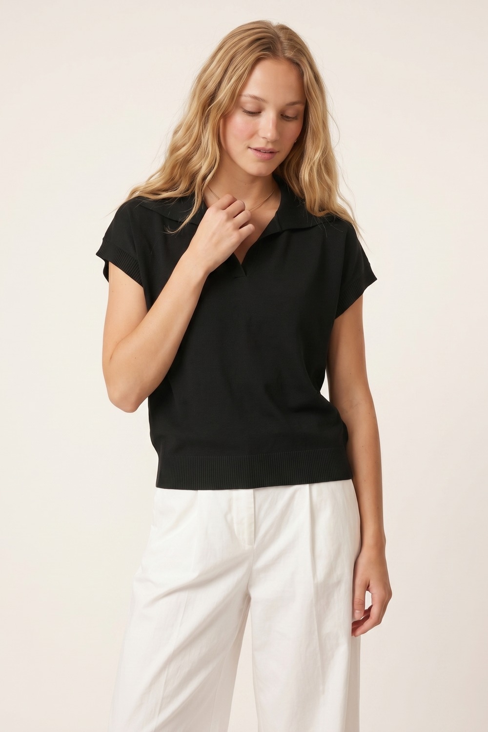 Polo Negro de Punto Fino con Cuello y Dobladillo de Canalé Ajuste Regular Polo Negro de Punto Fino con Cuello y Dobladillo de Canalé Ajuste Regular