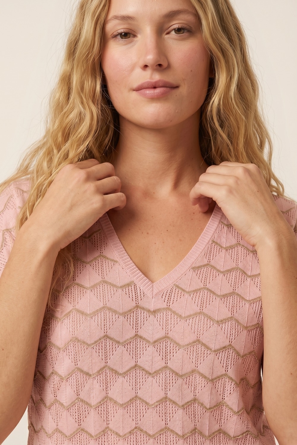 Top de punto fino con cuello en V y manga corta en color rosa claro con estampado en zigzag Top de punto fino con cuello en V y manga corta en color rosa claro con estampado en zigzag