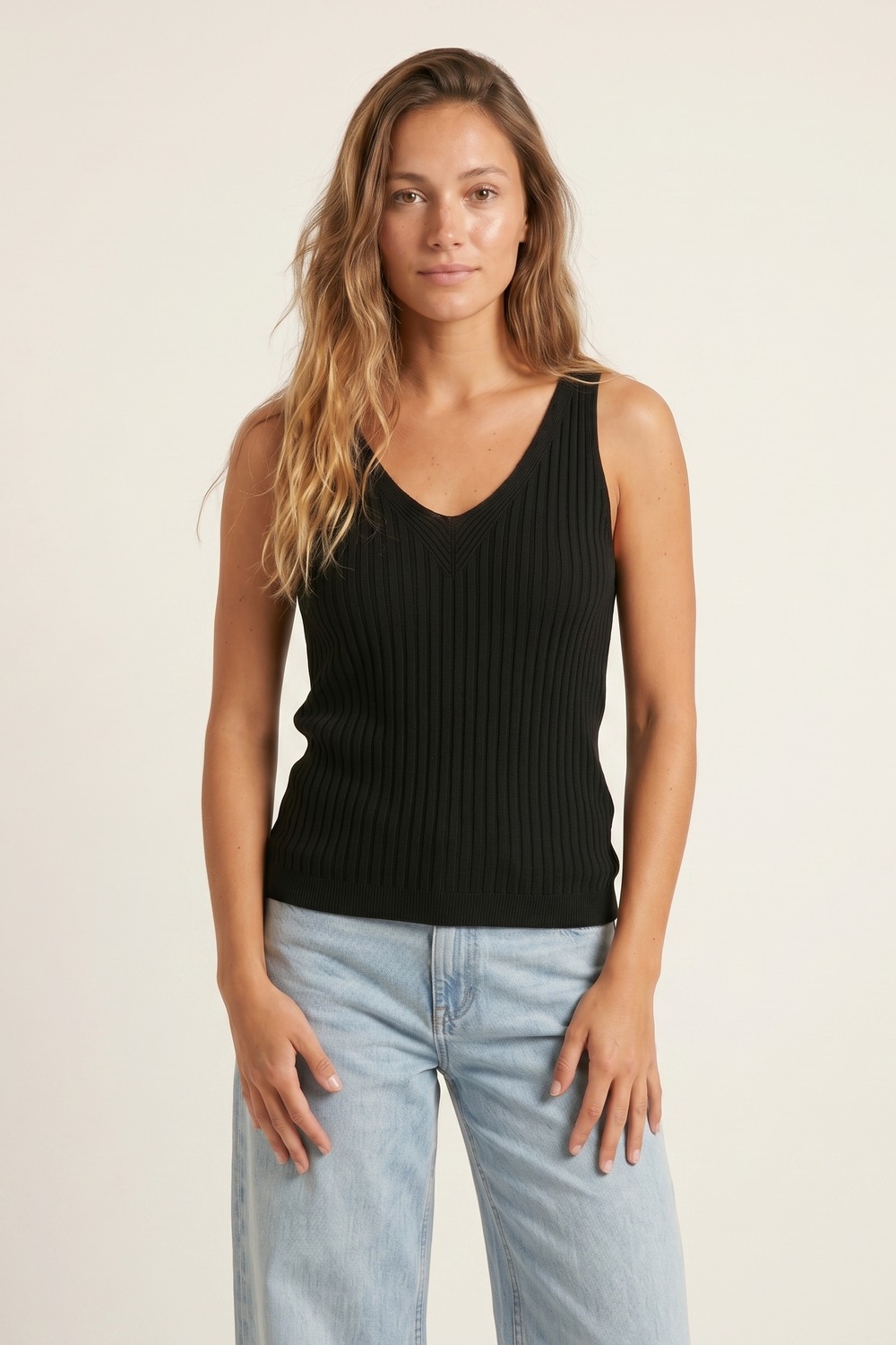 Top de Tirantes de Punto Acanalado Negro con Cuello en V