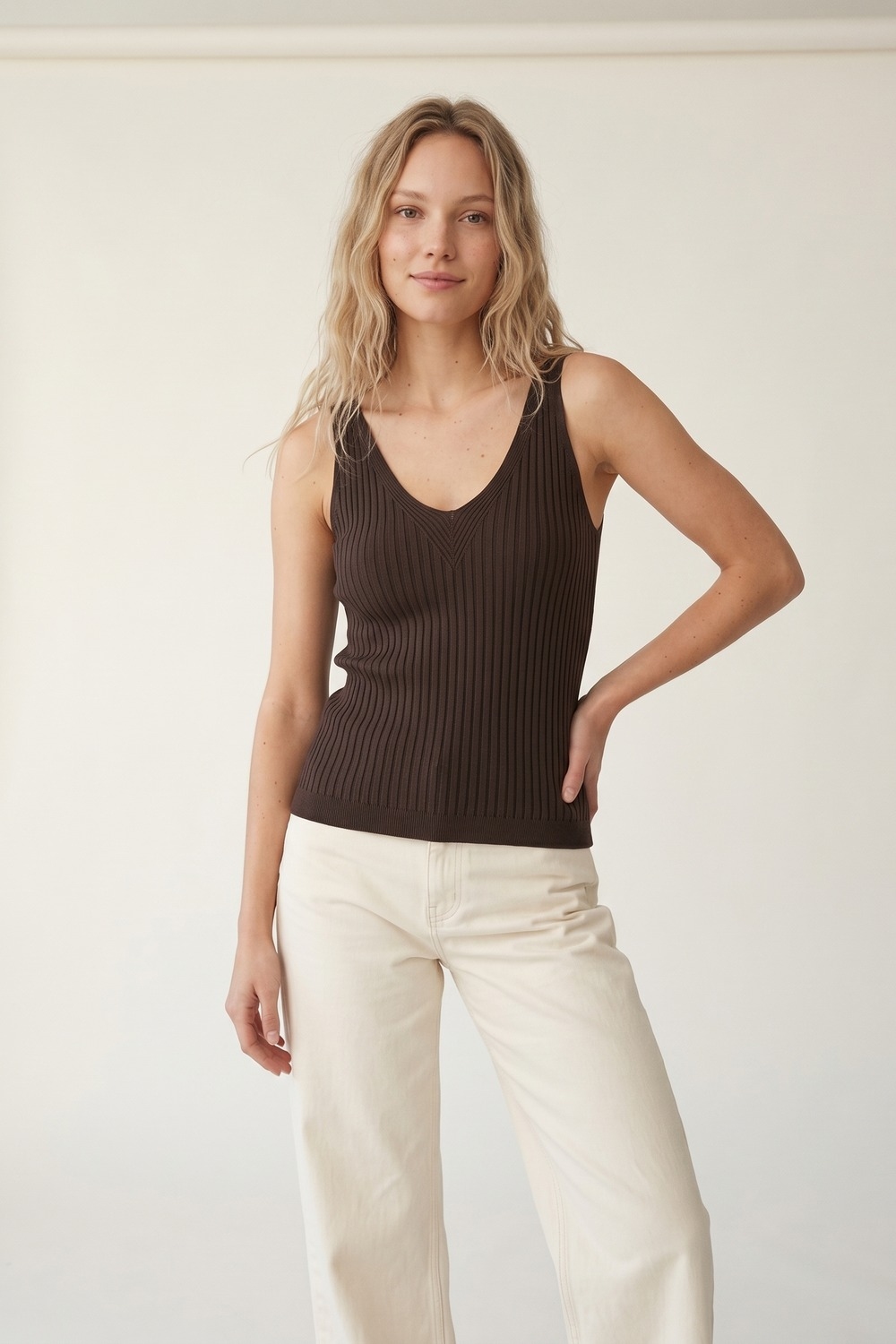 Camiseta de Tirantes de Punto Acanalado Marrón con Cuello en V Camiseta de Tirantes de Punto Acanalado Marrón con Cuello en V