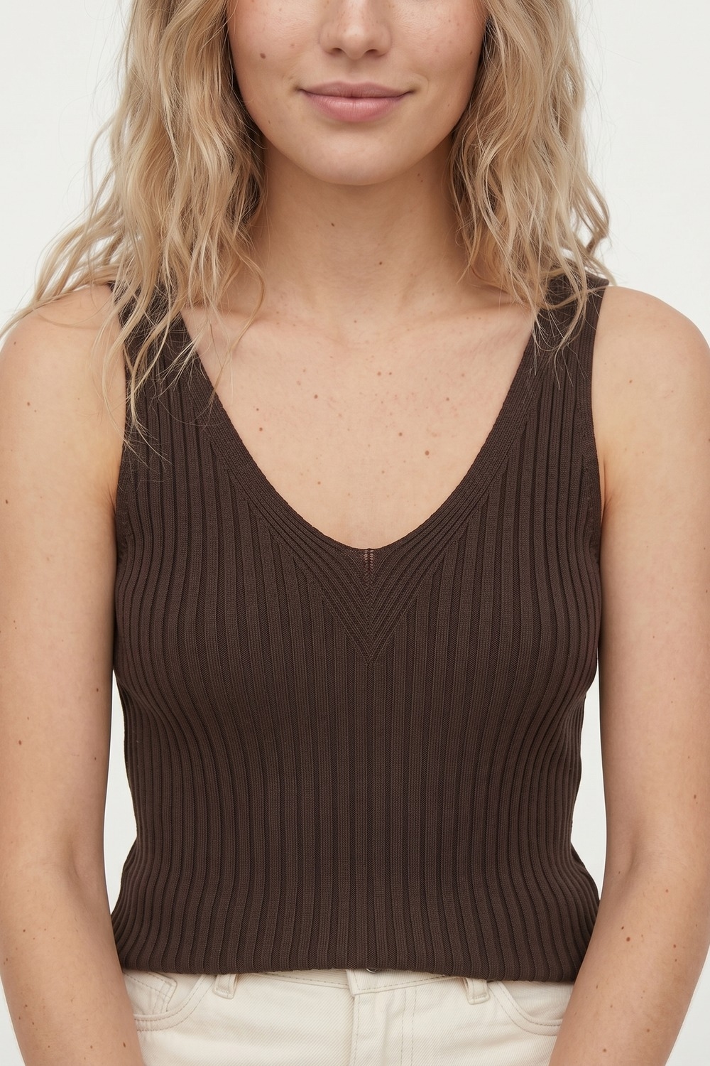 Camiseta de Tirantes de Punto Acanalado Marrón con Cuello en V Camiseta de Tirantes de Punto Acanalado Marrón con Cuello en V