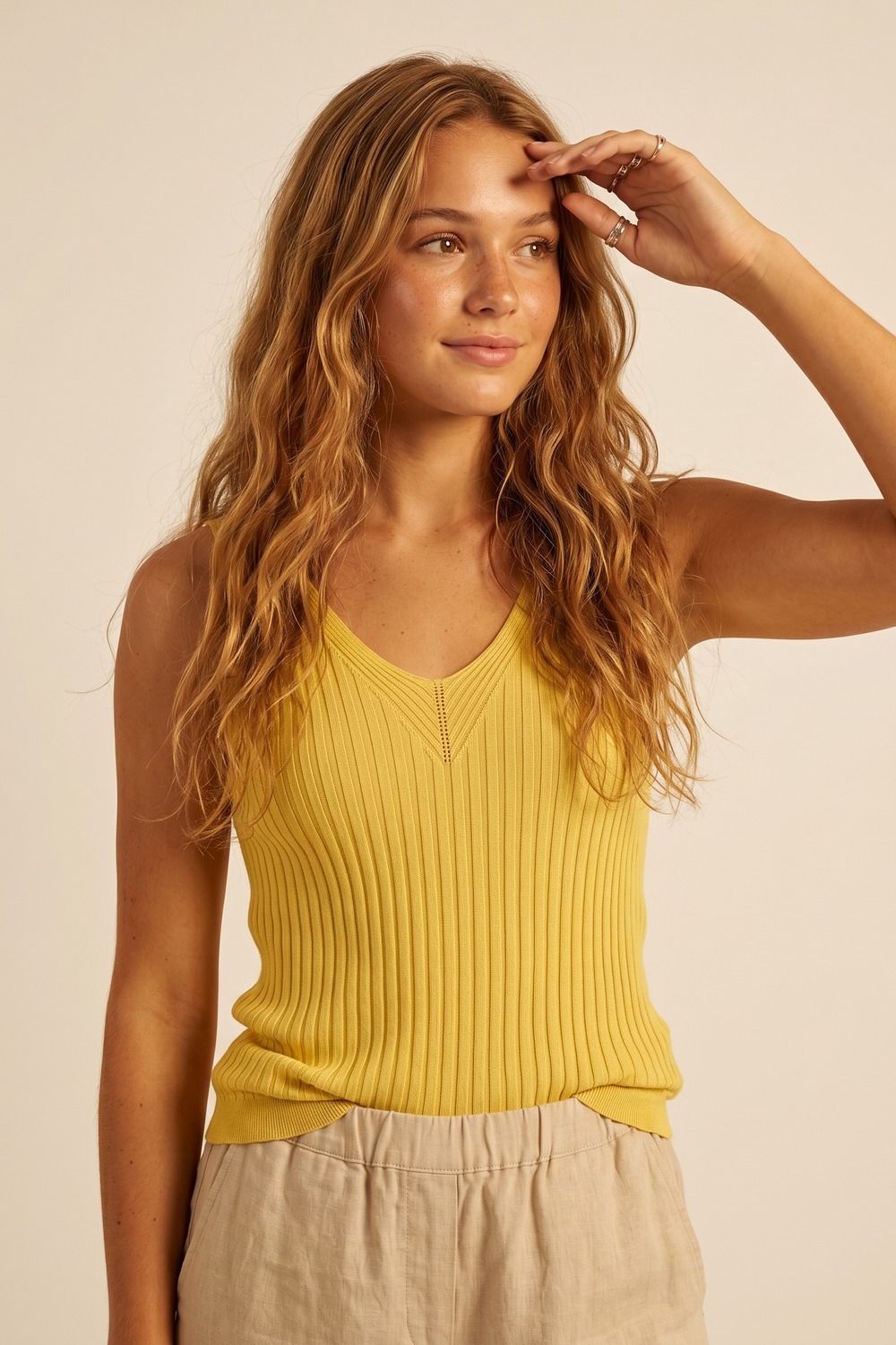 Camiseta sin mangas de punto acanalado amarillo con cuello en V Camiseta sin mangas de punto acanalado amarillo con cuello en V