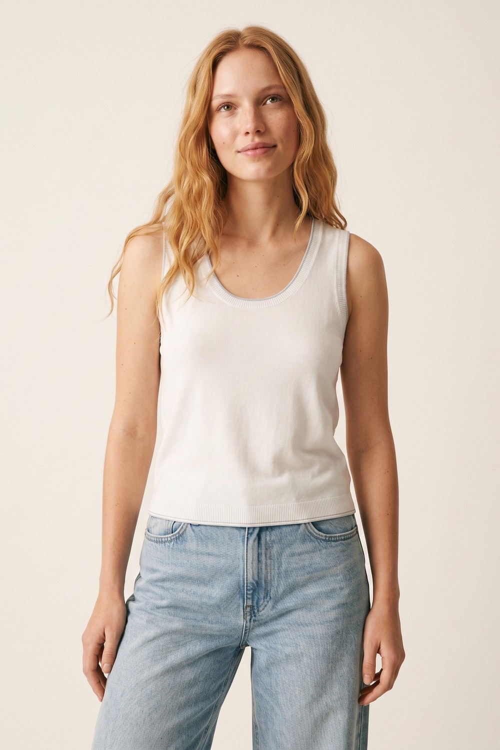 Camiseta de Tirantes Blanca de Punto Fino con Ribetes Acanalados de Ajuste Regular Camiseta de Tirantes Blanca de Punto Fino con Ribetes Acanalados de Ajuste Regular