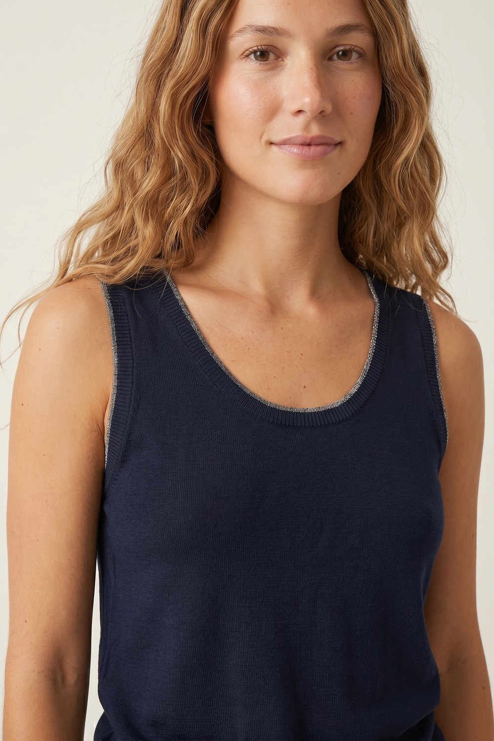 Camiseta sin mangas de punto fino azul marino con ribete metálico de ajuste regular Camiseta sin mangas de punto fino azul marino con ribete metálico de ajuste regular