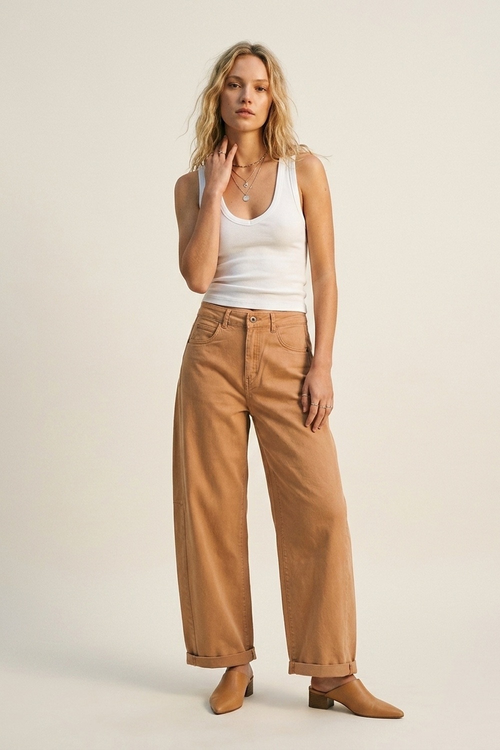 Pantalones estilo barril de pierna ancha con dobladillos enrollados en color naranja